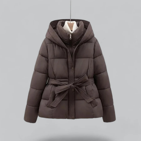 Sophia™ | Kurze Puffer-Winterjacke mit Gürtel und Kapuze