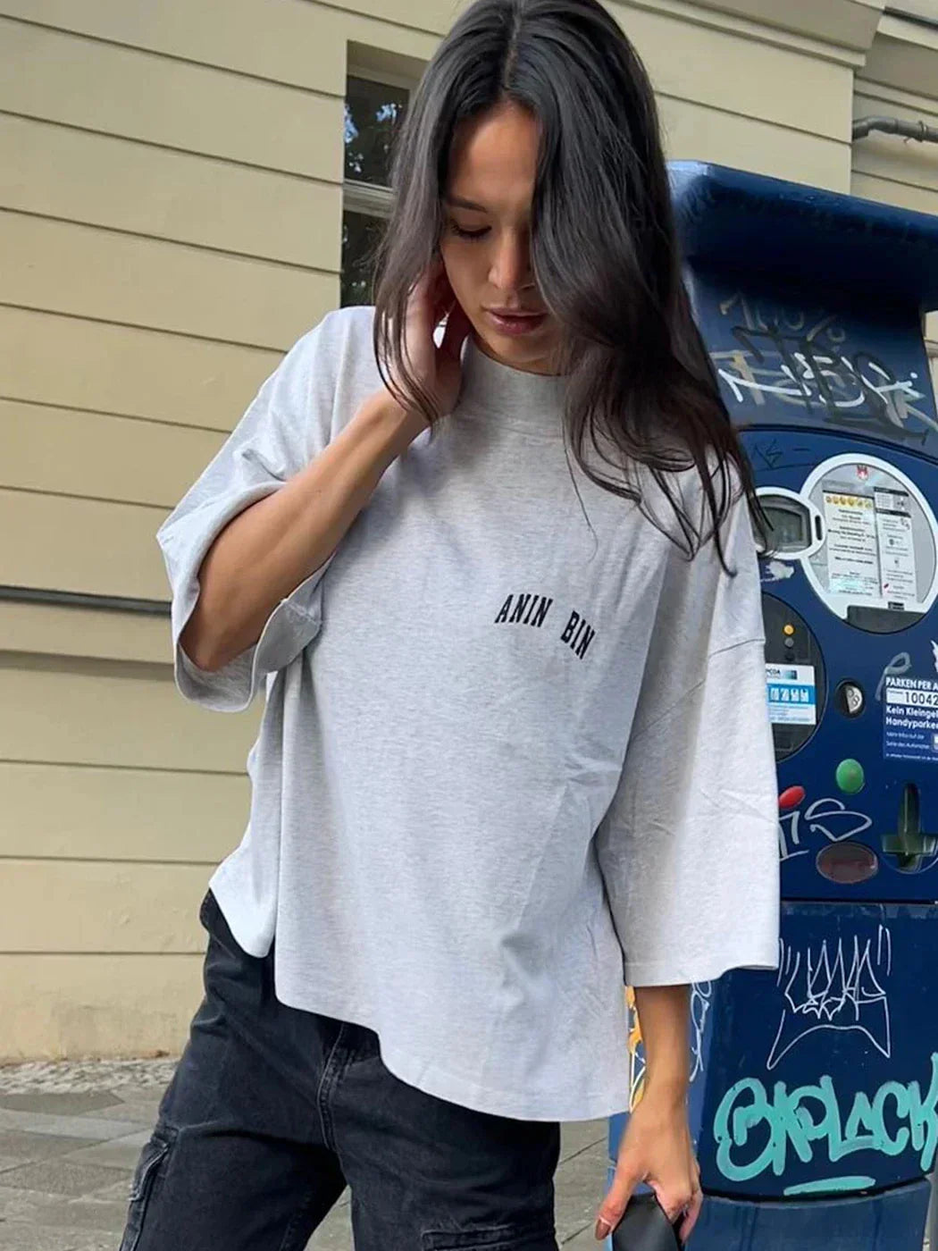 Noemi™ | T-Shirt In Grau mit Kleinem Logo-Print