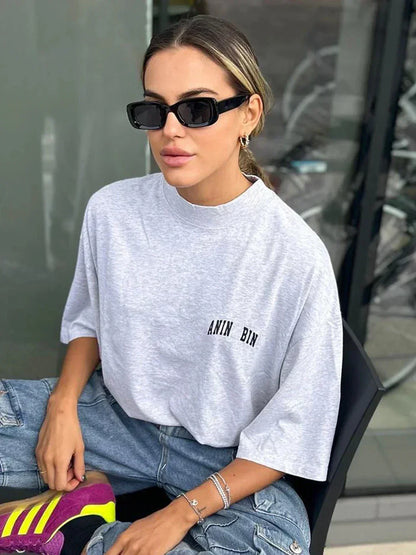 Noemi™ | T-Shirt In Grau mit Kleinem Logo-Print