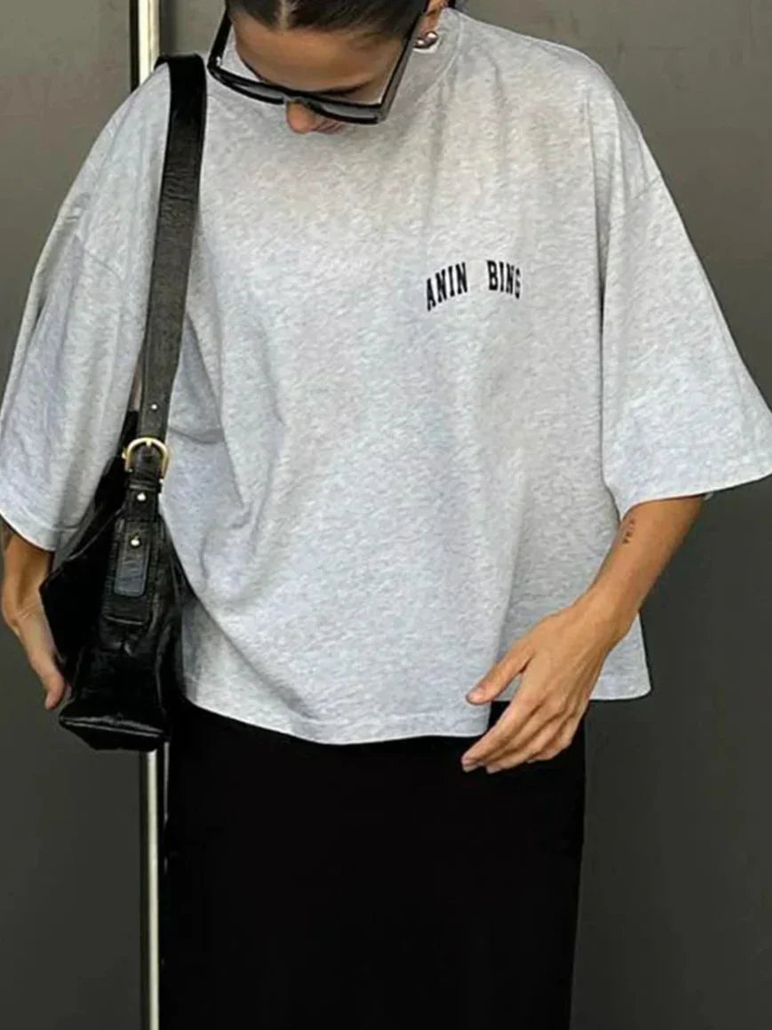 Noemi™ | T-Shirt In Grau mit Kleinem Logo-Print