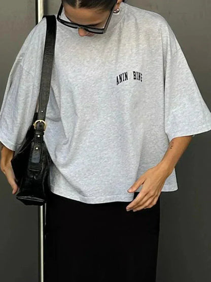 Noemi™ | T-Shirt In Grau mit Kleinem Logo-Print