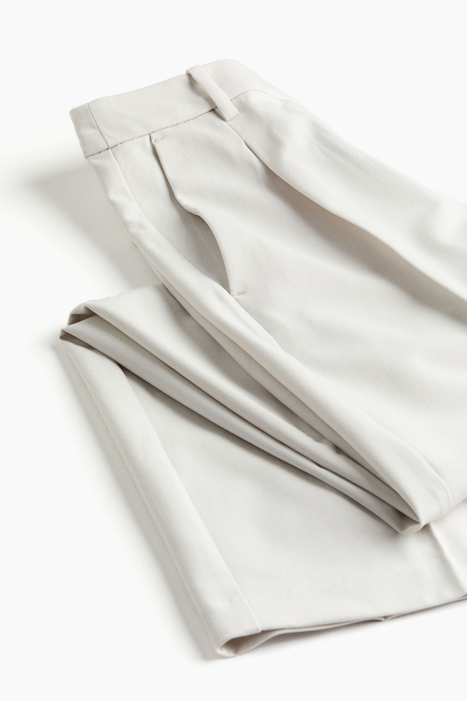 Noemi™ | Hose mit Falten und geradem Bein